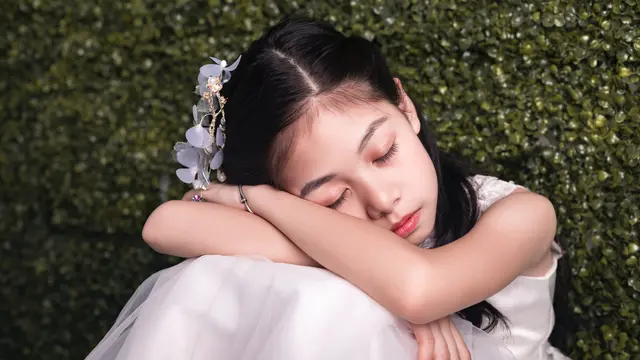 Ilustrasi perempuan tidur, bermimpi
