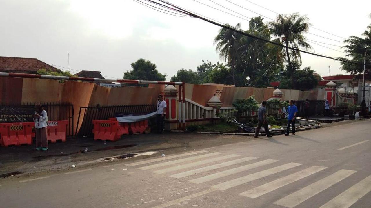 Kondisi Polsek Ciracas Rabu (12/12/2018) pagi. (Liputan6.com/Ady Anugrahadi)