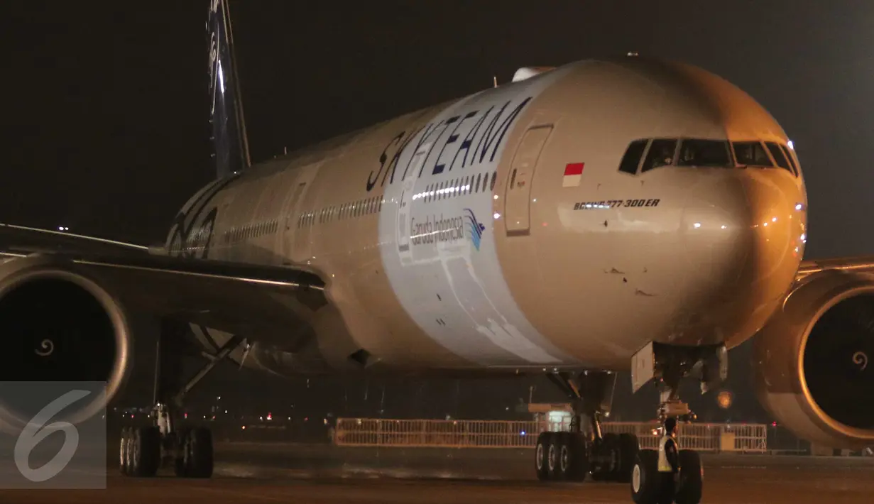 Kondisi pesawat Boeing B777-300ER sesaat setelah mendarat di Bandara Soekarno Hatta, Tangerang, Banten, Kamis (29/10). Pesawat Garuda Indonesia dengan livery Skyteam ini merupakan yang ke-9 yang diterima Garuda sejak tahun 2013 (Liputan6.com/Angga Yuniar)