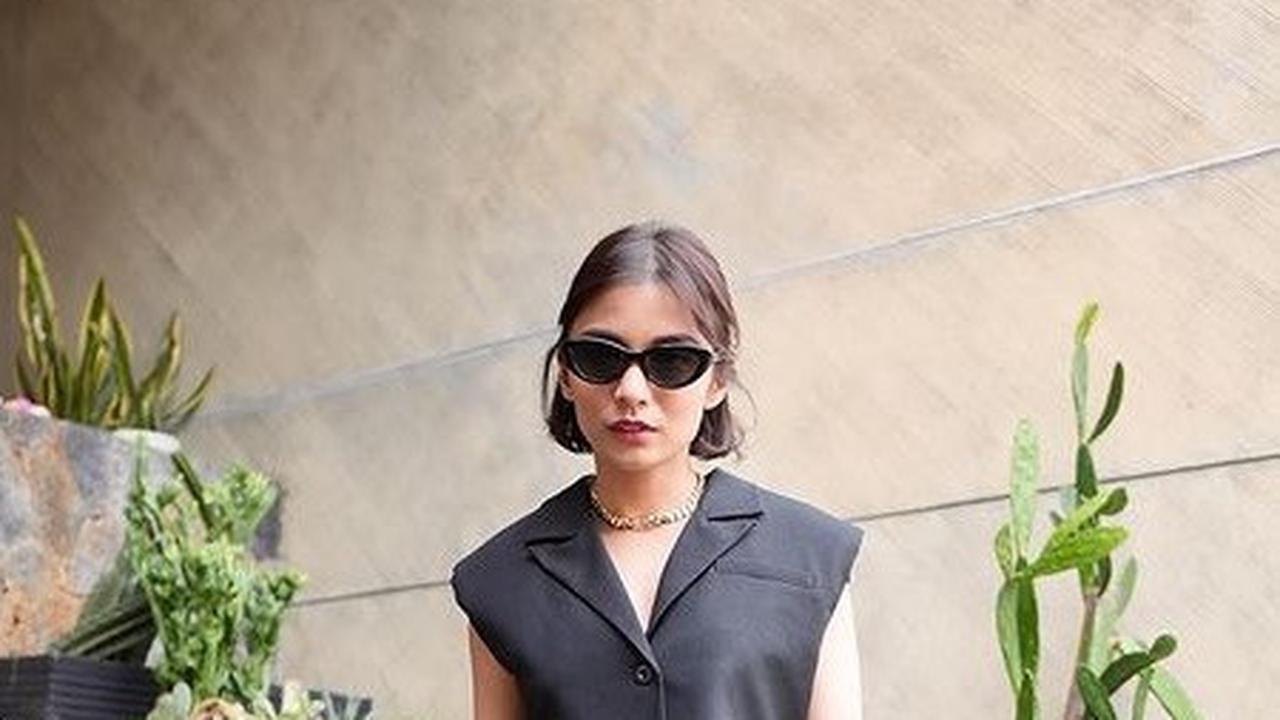 Istri Glenn Alinskie, Chelsea Olivia dikabarkan juga mengalami pecah pembuluh darah pada telinga belum lama ini. Ia menjelaskan sudah memiliki riwayat kesehatan yang menurun sebelum pembuluh darah di telinga pecah saat naik pesawat.