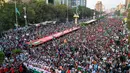 Pengunjuk rasa juga meneriakkan kata-kata “Bebaskan Palestina” sambil membawa bendera dan spanduk. (Asif HASSAN/AFP)