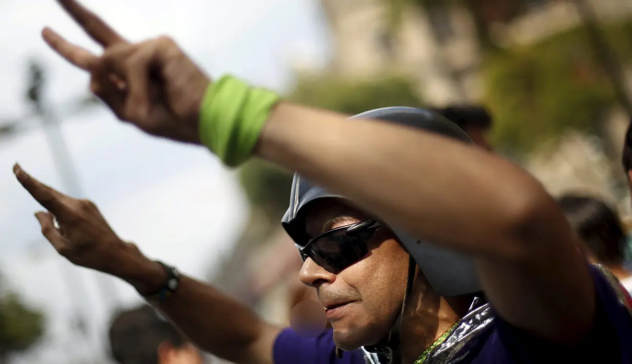Pria melakukan gerakan untuk mendukung legalisasi ganja di luar gedung Mahkamah Agung, Meksiko,(4/11/2015). Voting hakim di Mahkamah Agung Meksiko memperoleh suara empat banding satu untuk mendukung pengeluaran izin tersebut. (REUTERS/Edgard Garrido)