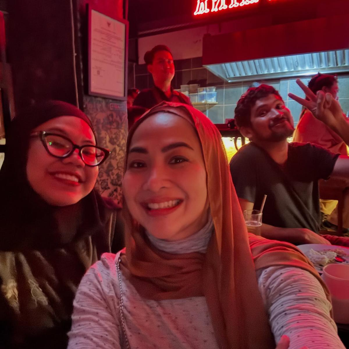 Momen Feni Rose Nonton Anaknya Manggung di Cafe, Duduk Sebelahan bak Bestie