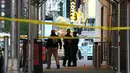Petugas polisi melakukan pemeriksaan di lokasi penembakan di Times Square di New York, AS (8/5/2021). Penembakan brutal terjadi di kawasan Times Square, dekat West 44th St. dan 7th Ave di New York yang mengakibatkan 3 orang terluka termasuk bocah perempuan berusia 4 tahun. (AFP/Kena Betancur)