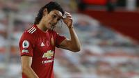 Striker Manchester Uniteed, Edinson Cavani, tampak kecewa usai dikalahkan Arsenal dalam laga lanjutan Liga Inggris di Old Traford, Senin (2/11/2020) dini hari WIB. Manchester United kalah 0-1 oleh Arsenal. (AFP/Phil Noble/pool)
