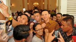 Warga saat berebut foto bersama Gubernur Jakarta,  Basuki T Purnama (Ahok) di Balaikota Jakarta, (7/5). Berbagai Festival dan hiburan khas Betawi akan memeriahkan acara di Balaikota Jakarta ini. (Liputan6.com/Gempur M Surya)
