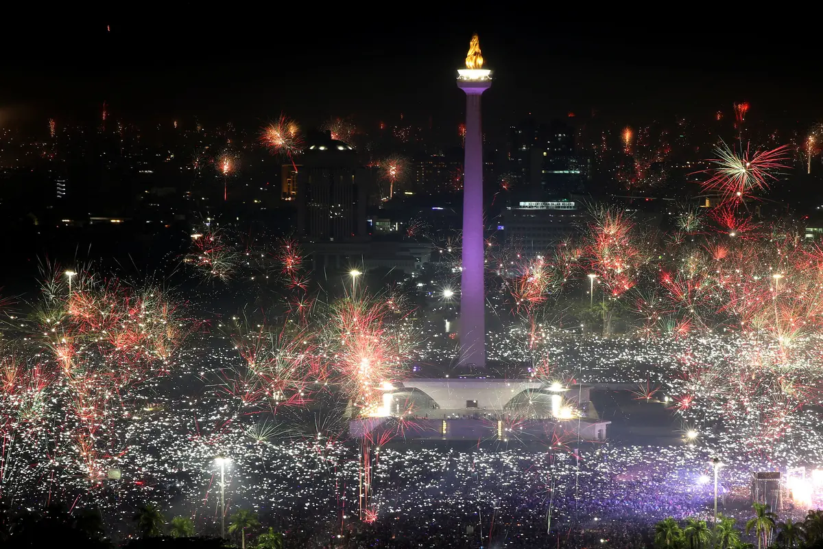 FOTO: Sambut Tahun Baru, Kawasan Monas Dihiasi Kembang Api