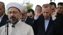 Presiden Turki Recep Tayyip Erdogan (kanan) menunaikan salat gaib untuk mantan Presiden Mesir Mohammed Morsi di Masjid Fatih, Istanbul, Selasa (18/6/2019). Selain Erdogan, salat gaib ini juga diikuti oleh ribuan rakyat Turki. (AP Photo/Emrah Gurel)