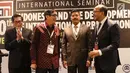 Menkumham, Yassona Laoly (kedua kiri), Ketua MA, Hatta Ali (kedua kanan), Ketua KADIN Roslan P Roeslani (kanan) berbincang saat seminar bertajuk "Indonesia and The Development of International Arbitration", Jakarta (28/11). (Liputan6.com/Angga Yuniar)