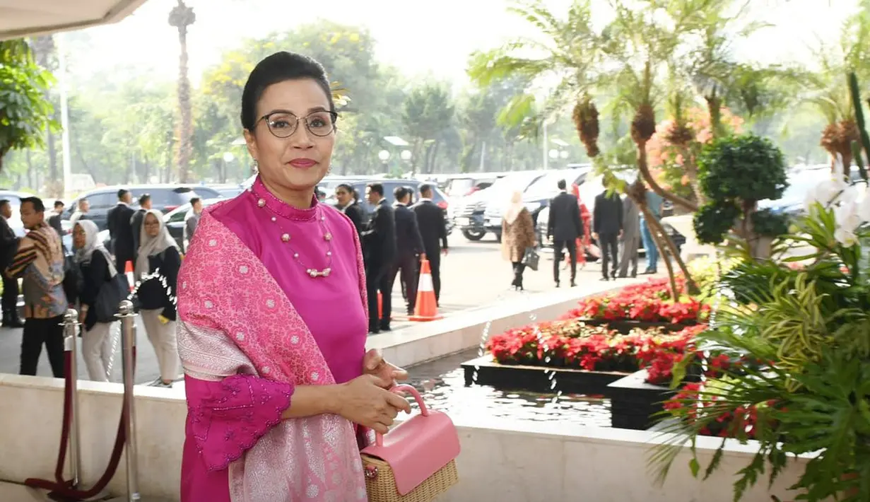 Berbeda dari Retno Marsudi, Menteri Keuangan Sri Mulyani tampil fresh serba pink. Ia mengenakan baju kurung warna pink fuschia, dipadukan selendang dan kain bawahan warna pink yang serasi dengan tasnya. [@smindrawati]