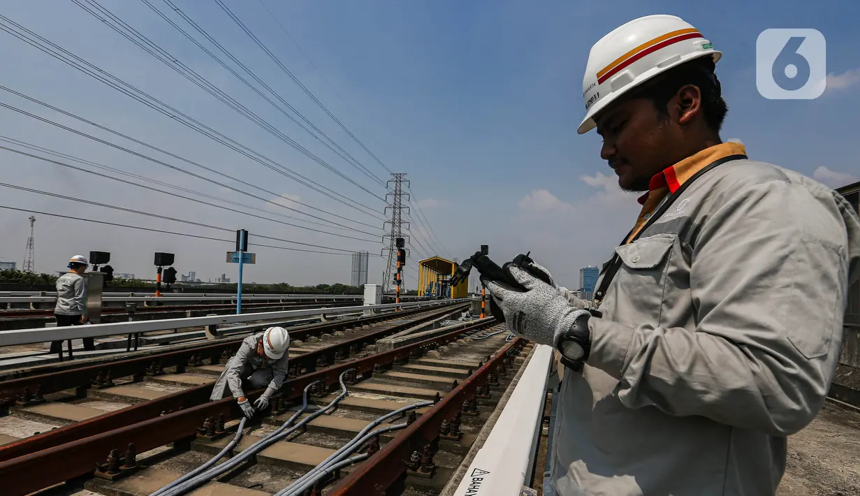 Secara rutin dan berkala, LRT Jakarta melakukan pengecekan pada sistem kelistrikan kereta Light Rail Transit (LRT) Jakarta. (Liputan6.com/Angga Yuniar)