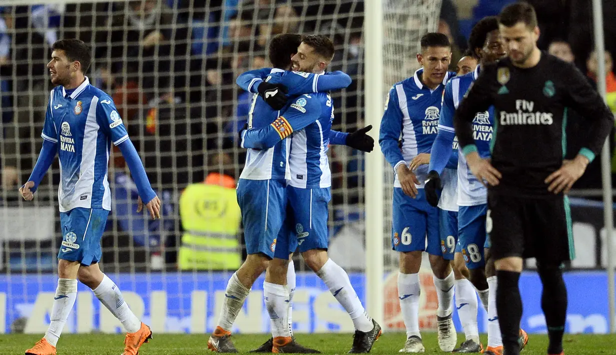 Para pemain Espanyol merayakan kemenangan atas Real Madrid pada laga La Liga di Stadion RCDE, Barcelona, Selasa (27/2/2018). Espanyol menang 1-0 atas Real Madrid. (AFP/Josep Lago)