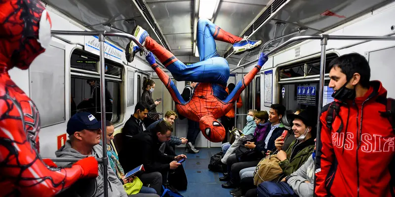 Spiderman Beraksi di Kereta Bawah Tanah Rusia