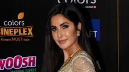 Aktris Bollywood Katrina Kaif berpose saat menghadiri International Indian Film Academy (IIFA) ke-20 di NSCI Dome di Mumbai (19/9/2019). Katrina Kaif tampil memesona dengan gaun transparan berwarna gold. (AFP Photo/Sujit Jaiswal)