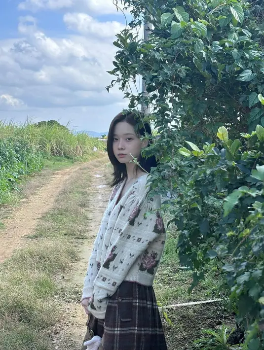 Dikenal dengan visual yang imut, penampilan bare face Winter aespa juga tak kalah memesona. Ia memancarkan pesona gadis imut dan polos. [@imwinter]