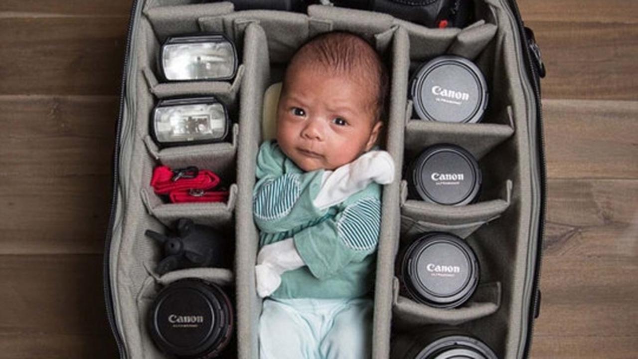 Kelakuan unik para fotografer tidurkan bayi di tas kamera