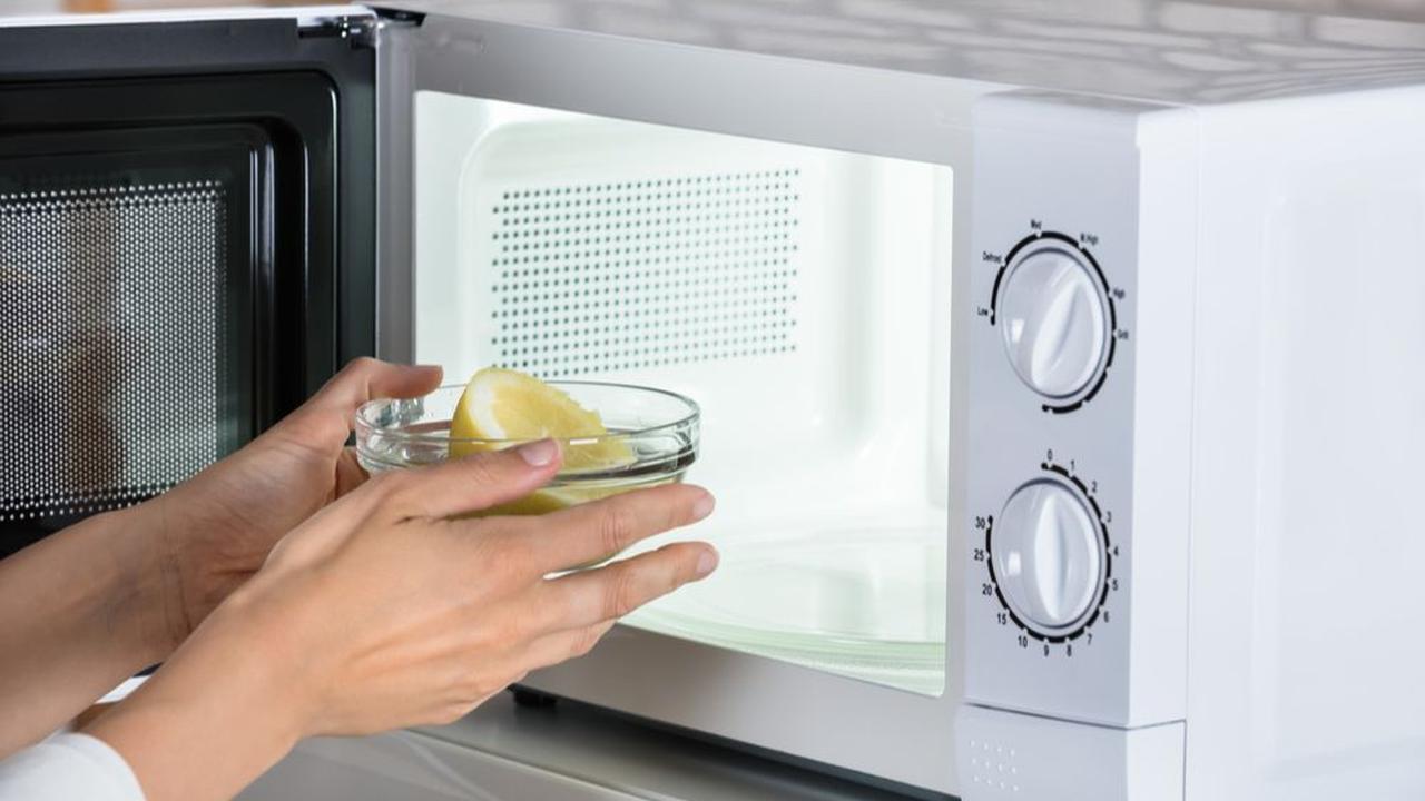 1. Pembersih Alami untuk Microwave<br>