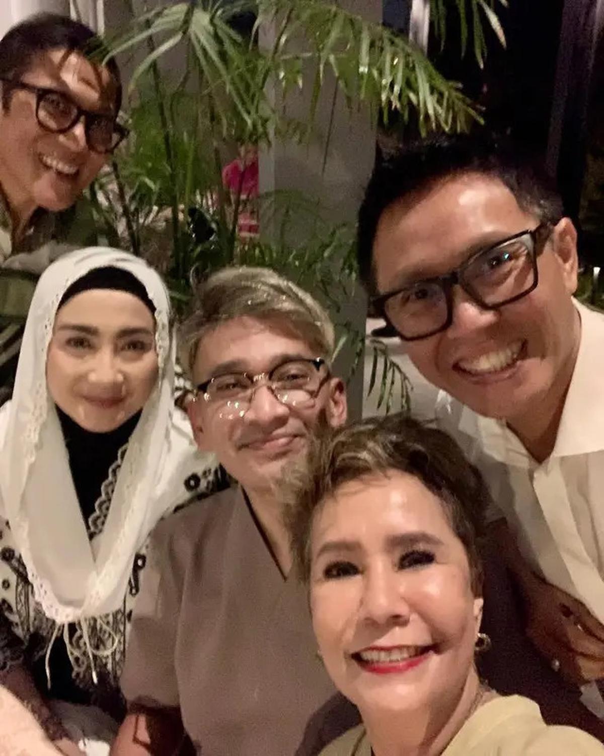 6 Potret Desy Ratnasari Halalbihalal Bareng Artis Lawas, Ruben Onsu Ikut Hadir