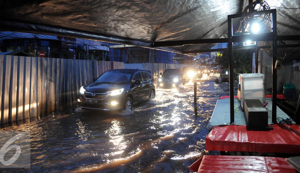 Banjir melanda jalan di kawasan Fatmawati, Jakarta, Minggu (24/7). Buruknya drainase di sejumlah kawasan ibu kota sering kali menyebabkan genangan air setinggi 20-50cm usai hujan mengguyur Jakarta. (Liputan6.com/Helmi Afandi)
