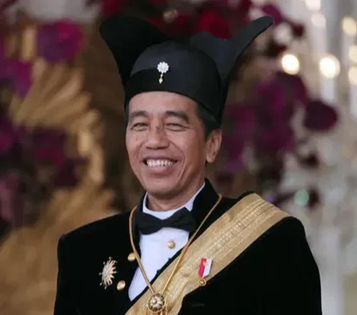"Ini Ageman Songkok Singkepan Ageng dari Keraton Kasunanan Surakarta Hadiningrat," ujar Jokowi kepada wartawan menjelang upacara HUT RI di Istana Merdeka, Jakarta Kamis (17/8).
