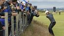 Pegolf AS, Jordan Spieth, memukul bola di hole 16 dalam latihan jelang Turnamen Golf Inggris Terbuka di Old Course, St. Andrews, Skotlandia (15/7/2015). (AP Photo/David J. Phillip)