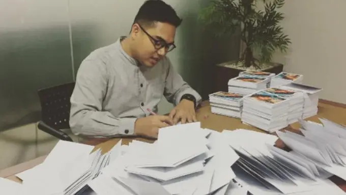 Novelis Fahd Pahdepie Raih Penghargaan Bergengsi