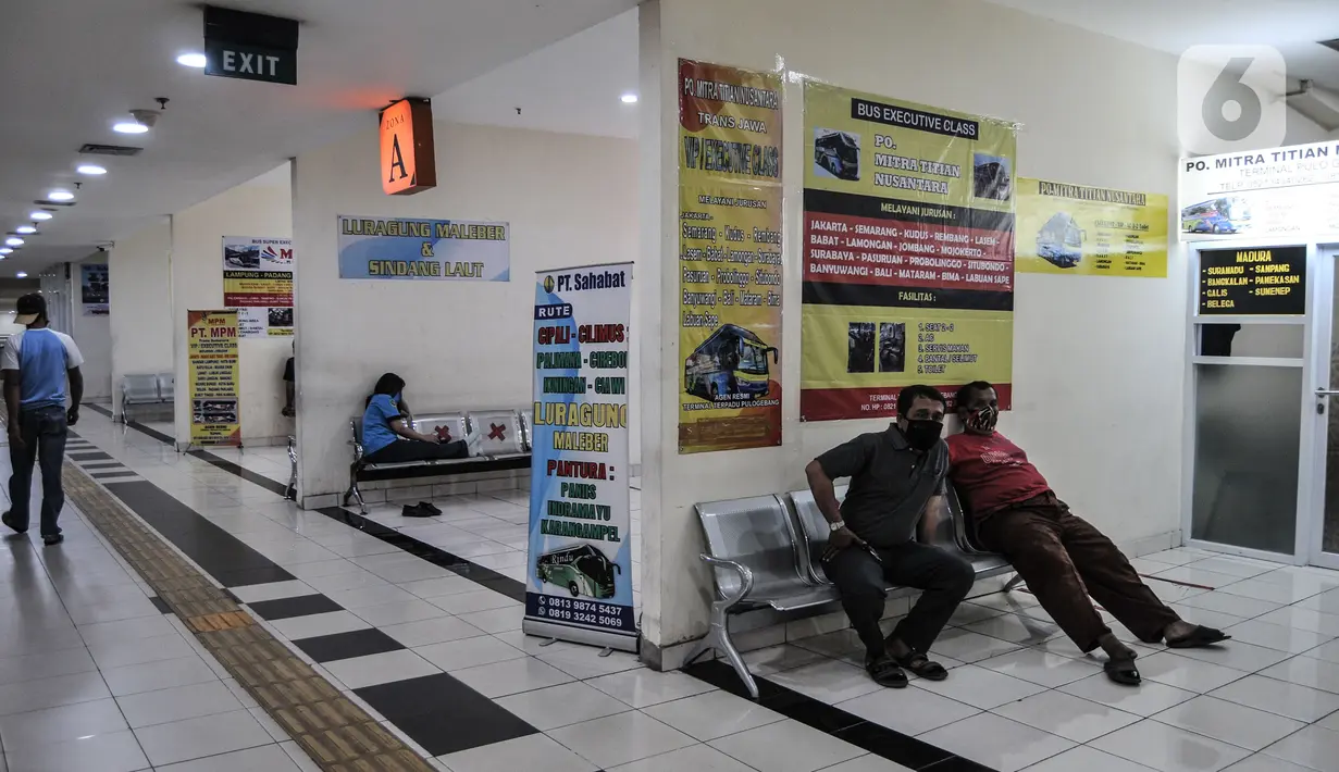 Suasana sepinya loket agen bus AKAP dan warung makan di Terminal Pulogebang, Jakarta, Senin (10/5/2021). Pemberlakuan larangan mudik yang ditetapkan sejak 6 Mei kemarin berdampak terhadap penjualan tiket agen bus AKAP di Terminal Pulogebang merosot tajam. (merdeka.com/Iqbal S Nugroho)
