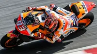 Pebalap Repsol Honda, Marc Marquez, saat beraksi pada tes pramusim MotoGP 2019 di Sirkuit Sepang, Kamis (7/2). Pada tes pramusim kali ini Maverick Vinales menduduki posisi pertama dengan catatan waktu 1 menit 58.897 detik. (AFP/Mohd Rasfan)