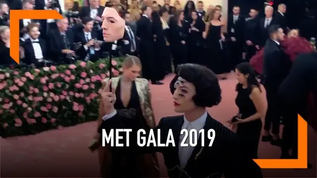 Aktor Ezra Miller menjadi pencuri perhatian pada acara Met Gala 2019. Ia menghadirkan ilusi beberapa mata pada bagian mukanya.