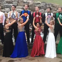 Acara promnight yang pakaiannya semi superhero. (via: Boredpanda.com)