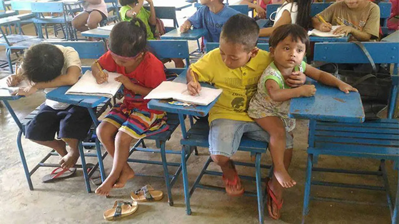 Demi Pendidikan, Bocah Ini Rela Membawa Adiknya Ke Sekolah