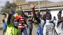 Orang-orang melakukan protes di N'Djamena, Chad, Selasa (27/4/2021). Ribuan orang melakukan protes dan dua orang tewas dalam demonstrasi menentang aturan dewan militer transisi yang dipimpin putra Presiden Idriss Deby Itno yang terbunuh minggu lalu. (AP Photo/Sunday Alamba)