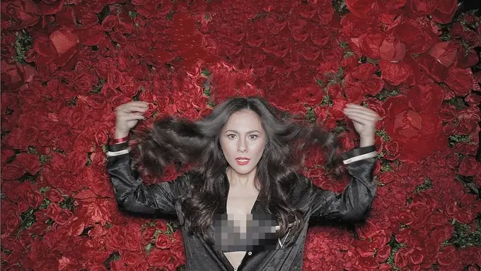 Gaya Terbaru Pemotretan Wulan Guritno (sumber: instagram/wulanguritno)