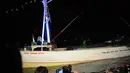 Kapal tempat Jokowi berpidato sebenarnya merupakan kapal angkut barang yang telah dihias sedemikian rupa dengan lampu laser warna-warni dan ornamen bendera, Jakarta, Selasa (22/7/14). (Istimewa)
