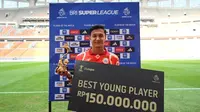 Dony Tri Pamungkas dengan trofi pemain muda terbaik BRI Super League 2025/2026. (Dok. I.League)