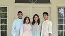 Keluarga Dian Sastrowardoyo memilih baju lace nuansa pastel dari Sapto Djojokartiko di momen Lebaran 2024. [@therealdisastr]