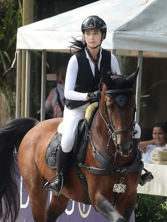 Sekitar 20 tahun nominator Aktris Terfavorit ajang Panasonic Gobel Awards 2012 menekuni  berkuda. Ia juga senang banyak teman selebriti yang mulai menyukai olahraga berkuda. [Foto:  Bambang E Ros/Fimela.com]
