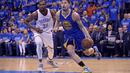 Pemain Warriors, Klay Thompson #11 menggiring bola melewati pemain OKC Thunder, Kevin Durant #35 pada lanjutan final wilayah barat NBA Playoffs 2016 di Chesapeake Energy Arena, Oklahoma City, (29/5/2016) WIB. (Mark D. Smith-USA TODAY Sports)