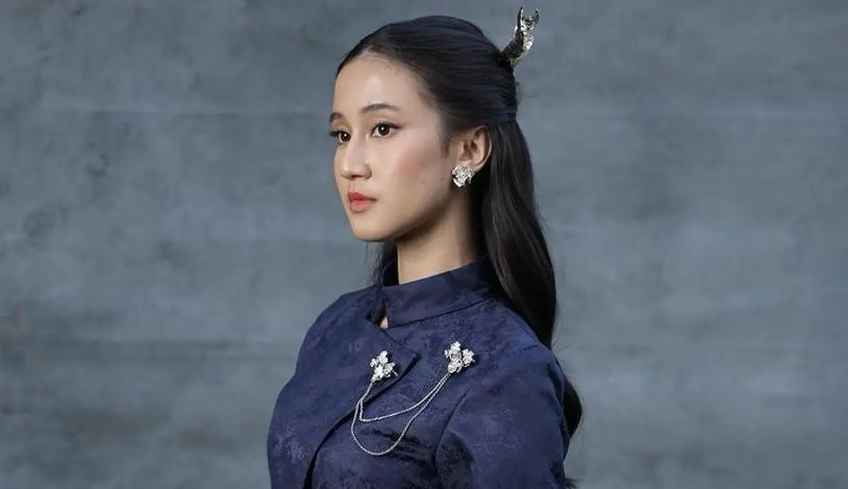 Momen lain menampilkan Keisya dalam balutan kebaya janggan warna hitam, lengkap dengan bros emas yang disematkan di dadanya. [@keisyalevronka].