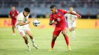 Pemain Timnas Maroko U-17, Smail Bakhty (kiri) berebut bola dengan pemain Timnas Panama U-17, Hector Rios pada laga pembuka Piala Dunia U-17 2023 Grup A di Stadion Gelora Bung Tomo, Surabaya, Jumat (10/11/2023) WIB. (Bola.com/Bagaskara Lazuardi)