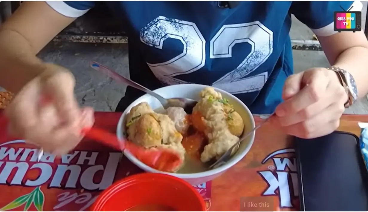 "Ini salah satu bakso favorit aku, tiap pergi ke Bandung wajib mampir kesini nih, bakso Jai dari zaman dulu aku belum jadi artis kayak sekarang," kata Ayu Ting Ting dilansir dari kanal Qiss You TV. [Youtube/Qiss You TV]