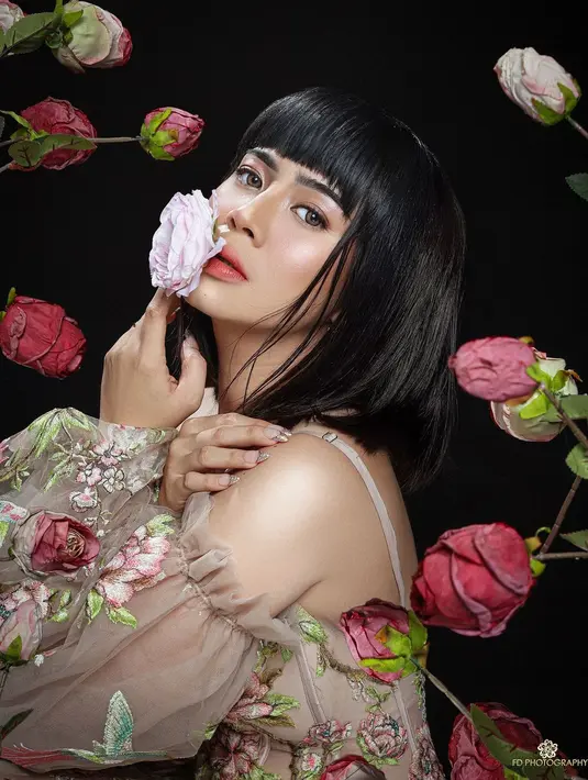 Wajahnya dipulas dengan makeup glowing flawless bernuansa coral dan tampilan mata yang lebar. Ciptakan tampilan puppy eye yang menggemaskan [@fdphotography90]