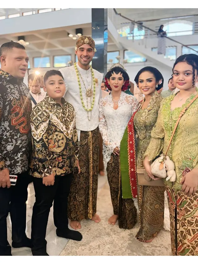 6 Potret Krisdayanti di Pernikahan Nadine Kaiser, Jumpa Ganjar dan Xanana Gusmao