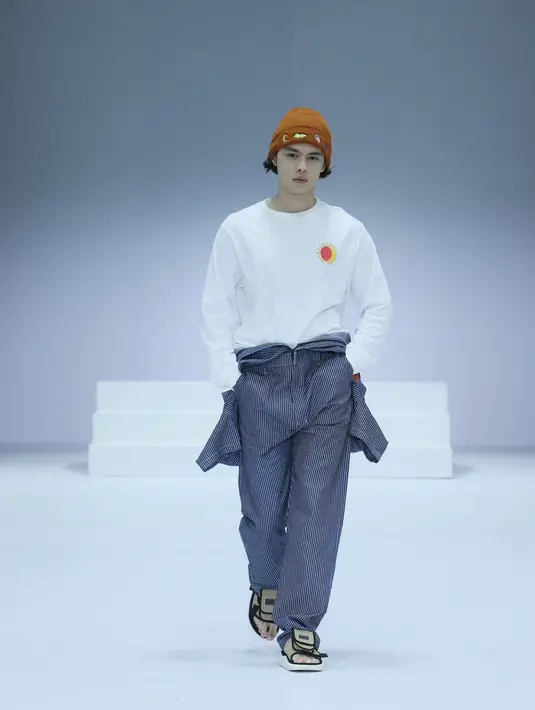 Koleksi Reclays yang tak kalah menarik lainnya adalah memadukan longsleeve dengan jumpsuit yang dibuka dan beanie. Gaya kasual makin terlihat kece dengan sneakers TVF. (JFW).