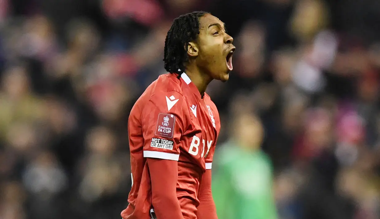 Pemain berusia 21 tahun itu sukses membawa Nottingham Forest promosi ke Premier League. Harga Djed Spence yang diperkirakan berada pada kisaran 10 juta pounds bisa menjadi pilihan Conte untuk menambah amunisi Tottenham Hotspur musim depan. (AFP/Danie Leal)