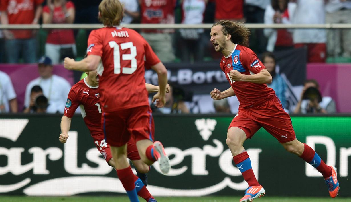 3. Petr Jiracek mencetak gol saat pertandingan Republik Ceska melawan Yunani baru berjalan 2 menit 14 detik di Piala Eropa 2012. (AFP/Odd Andersen)