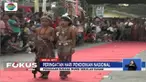 Uniknya para siswa tidak saja hanya memakai pakaian adat, namun juga meperagakan cara menyapa ke penonton yang hadir.