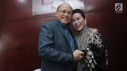 Mario Teguh berpose dengan istrinya, Linna Teguh usai jumpa pers, Jakarta, Senin (21/8). Polda Metro Jaya memutuskan untuk menghentikan kasus dugaan pencemaran nama baik dan fitnah Mario Teguh vs Ario Kiswinar. (Liputan6.com/Herman Zakharia)