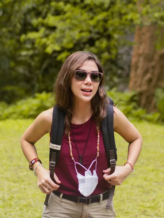 <p>Wanita 28 tahun ini memang tidak ribet soal pakaian. Adinda Thomas sering tampil simpel dengan busana kasual. Seperti kali ini, ia terlihat santai mengenakan tank top merah yang dipadukan celana cream. Kacamata hitam yang dipakai membuatnya makin keren.(Liputan6.com/IG/@adindathomas)</p>