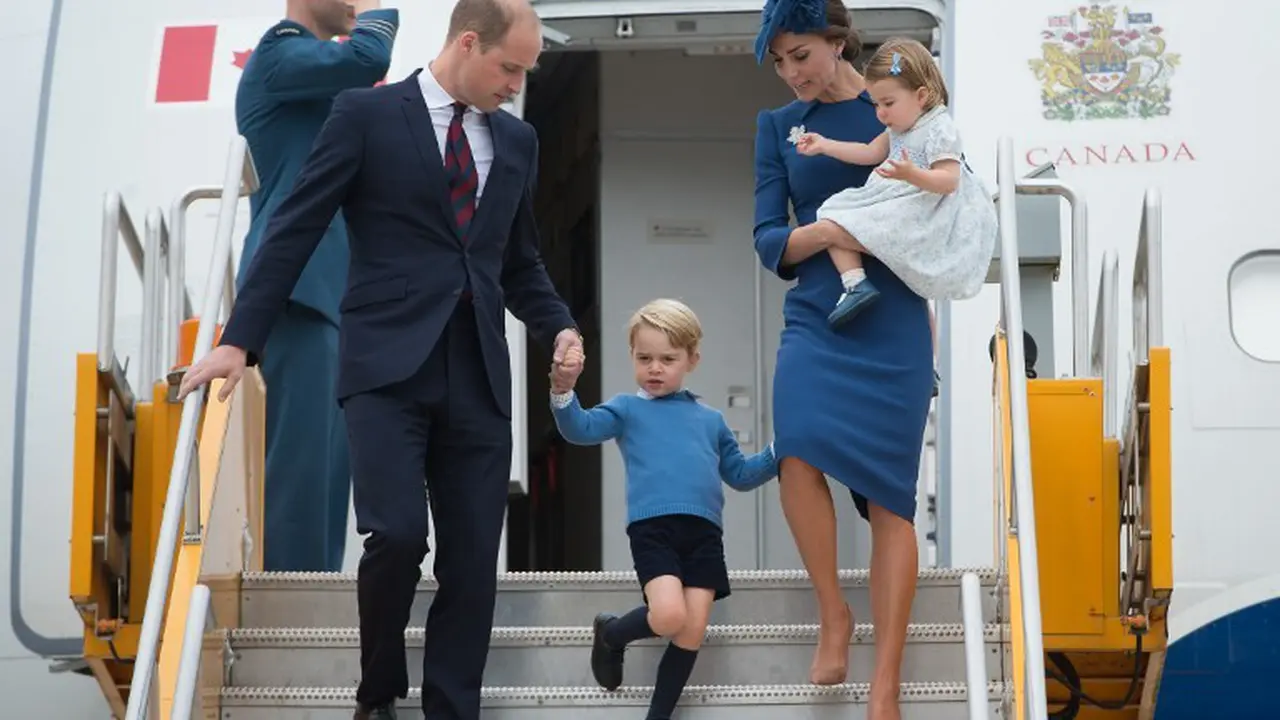 Pangeran William dan Kate Middleton membawa serta anak-anaknya dalam perjalanan kerajaan. (AFP/Bintang.com)